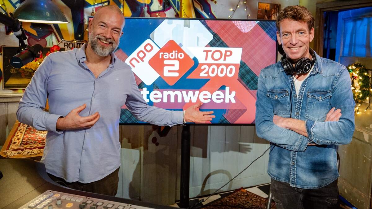 Jan-Willem Roodbeen (rechts) en Jeroen Kijk in de Vegte (links) gaven het startschot voor de 25e editie van de Top 2000.