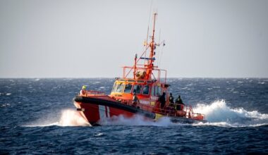 Spaanse kustwacht redt Nederlands gezin van zinkende zeilboot