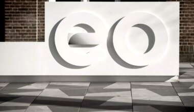 Het logo van de Evangelische Omroep (EO) voor de ingang van het hoofdkantoor van de publieke omroep.