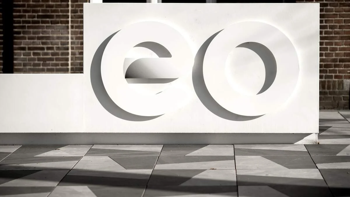 Het logo van de Evangelische Omroep (EO) voor de ingang van het hoofdkantoor van de publieke omroep.