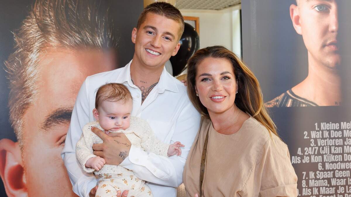 Mart Hoogkamer met partner Jennifer van Ooijen en dochtertje Logan Nová.