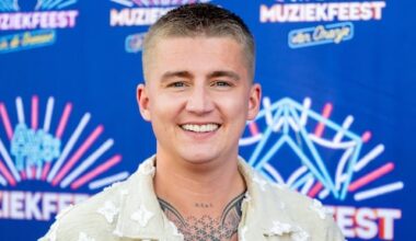 Mart Hoogkamer krijgt bier over zich heen tijdens Muziekfeest van het Jaar: 'Heb een nieuwjaarsduik gedaan'