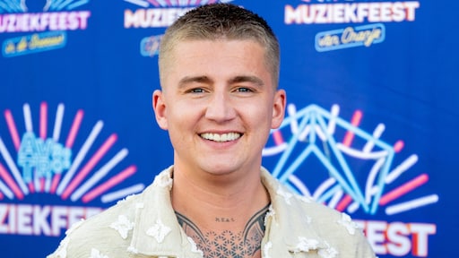 Mart Hoogkamer krijgt bier over zich heen tijdens Muziekfeest van het Jaar: 'Heb een nieuwjaarsduik gedaan'