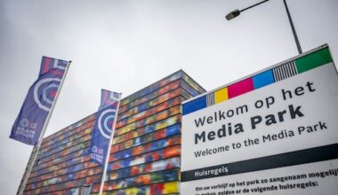 Salarissen topbestuurders buiten schot bij bezuinigingen op publieke omroep