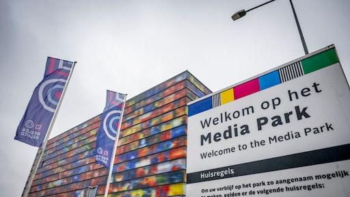 Salarissen topbestuurders buiten schot bij bezuinigingen op publieke omroep