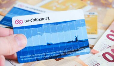 Beeld ter illustratie: ov chipkaarten en geld.