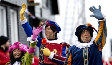 Jochem Myjer roept op het 'gezellig' te houden na doodsbedreigingen Sinterklaasjournaal-collega: 'Blijf je van af'