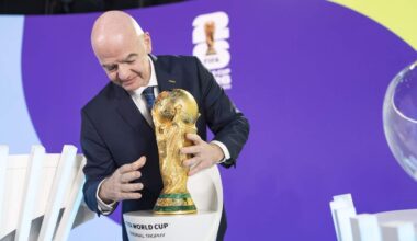 FIFA-president Gianni Infantino met de beker voor het WK 2026.