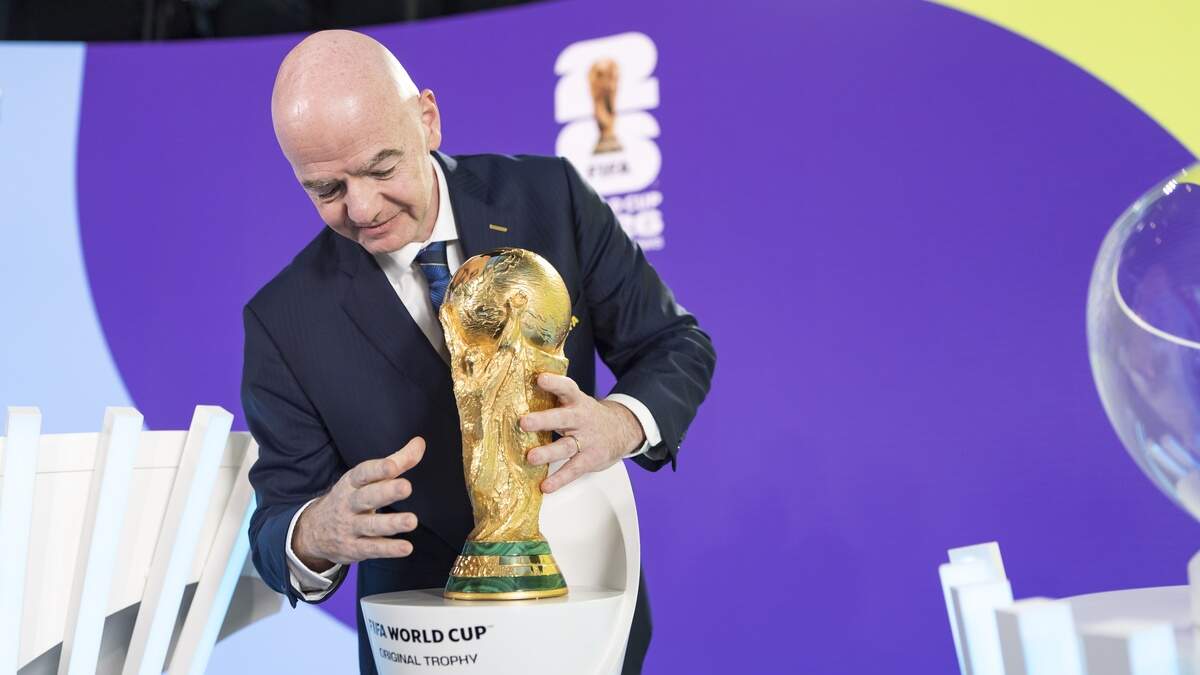 FIFA-president Gianni Infantino met de beker voor het WK 2026.