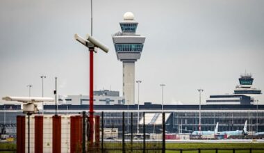 Storing in bagagesysteem Schiphol: duizenden reizigers zonder koffer