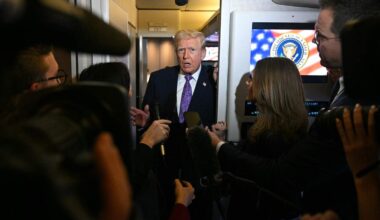 De Amerikaanse president Donald Trum spreekt met journalisten aan boord van de Air Force One.