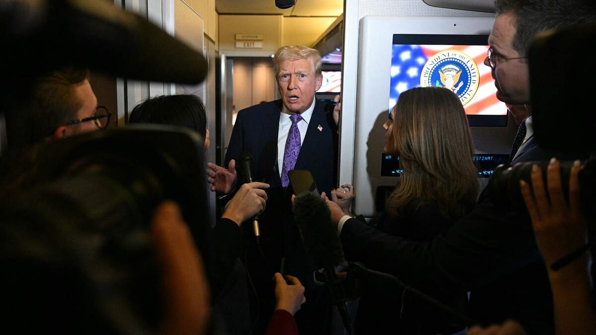 De Amerikaanse president Donald Trum spreekt met journalisten aan boord van de Air Force One.