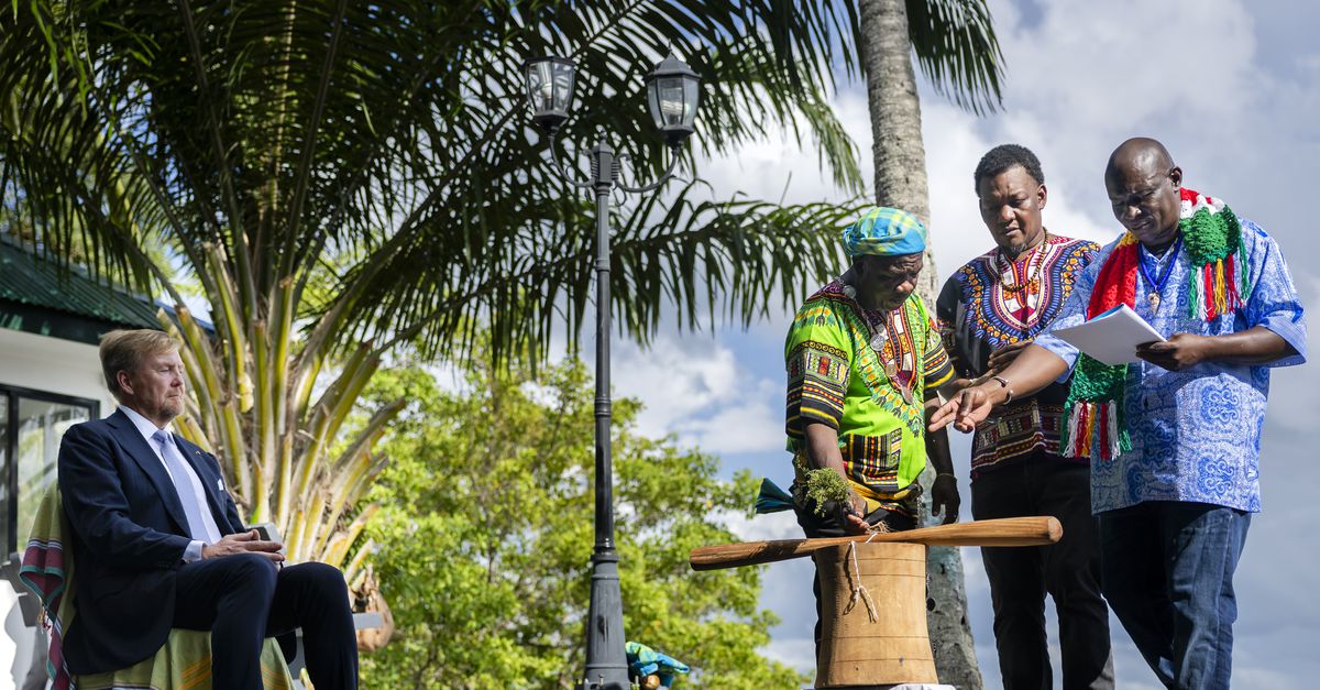 Aan de Surinamerivier wordt de koning vergiffenis geschonken
