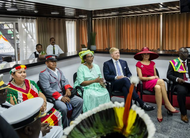 Koning Willem-Alexander en koningin Máxima tijdens een kringgesprek met vertegenwoordigers van nazaten van tot slaaf gemaakten en inheemse gemeenschappen in Suriname.