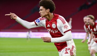 Aaron Bouwman zorgt voor de 2-0 van Ajax. Het is zijn eerste doelpunt voor de Amsterdammers