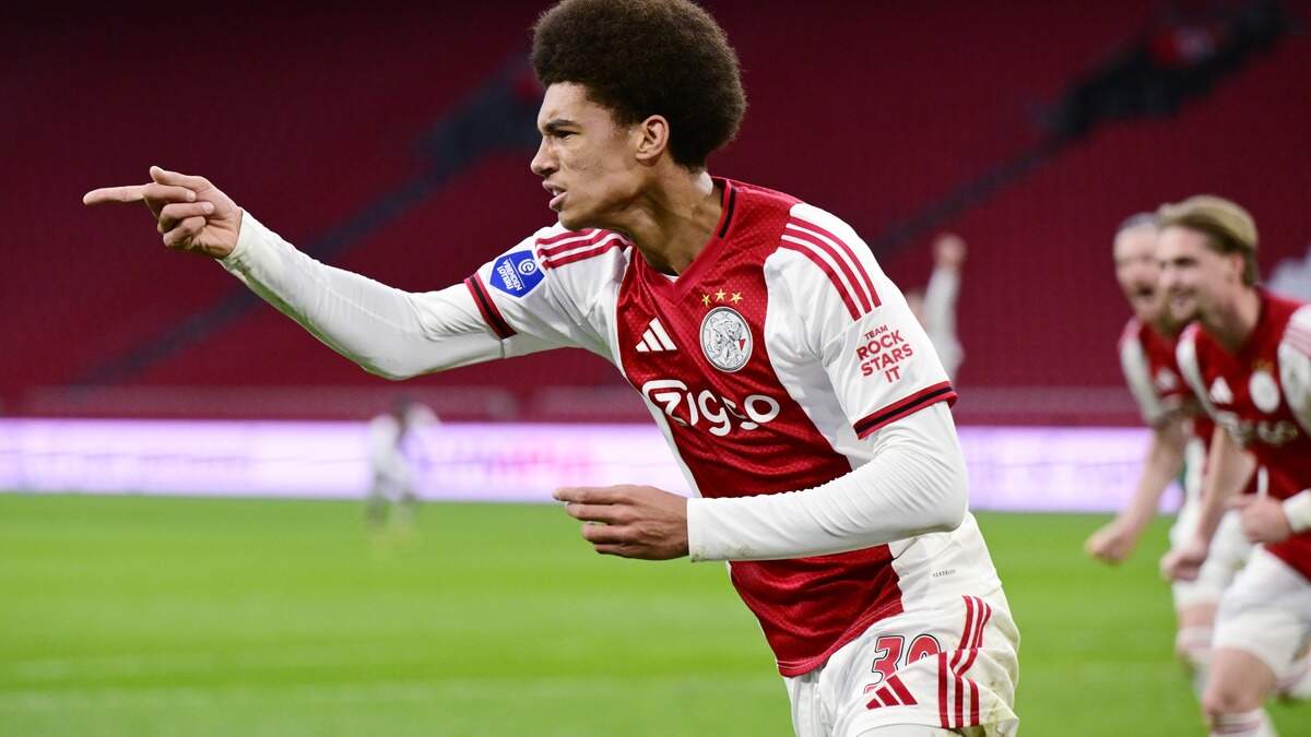 Aaron Bouwman zorgt voor de 2-0 van Ajax. Het is zijn eerste doelpunt voor de Amsterdammers