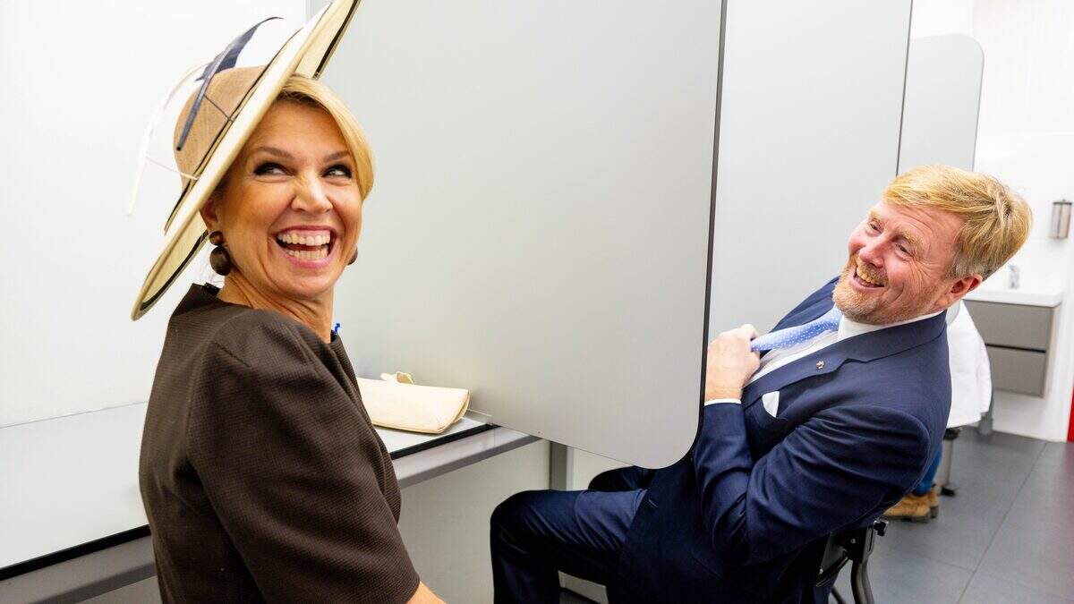 ’Máxima’s vliegende schotel hoed maakt eenvoudige jurk een stuk minder saai en voegt veel grandeur toe’