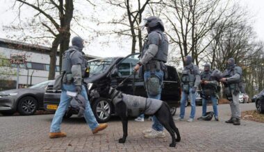Bij de gevangenis in Vught was een grote politiemacht op de been na de gijzeling van Corné H.