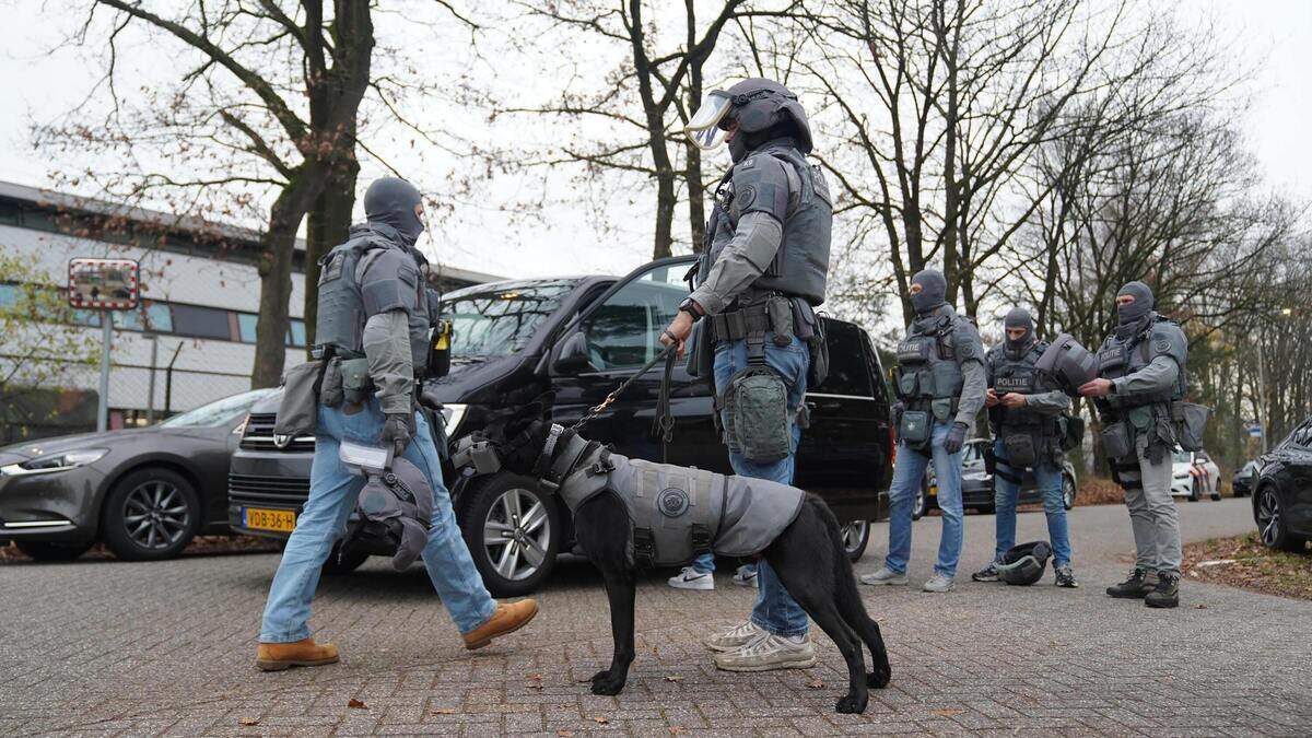 Bij de gevangenis in Vught was een grote politiemacht op de been na de gijzeling van Corné H.