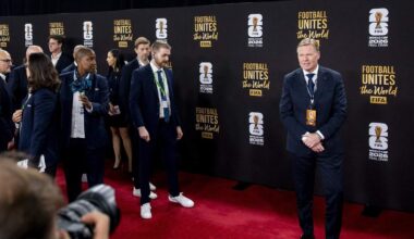 Bondscoach Ronald Koeman op de rode loper voorafgaand aan de loting voor het WK 2026.