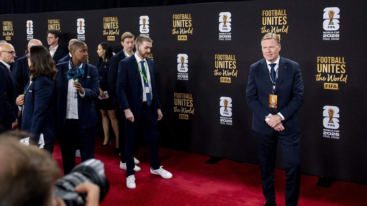 Bondscoach Ronald Koeman op de rode loper voorafgaand aan de loting voor het WK 2026.