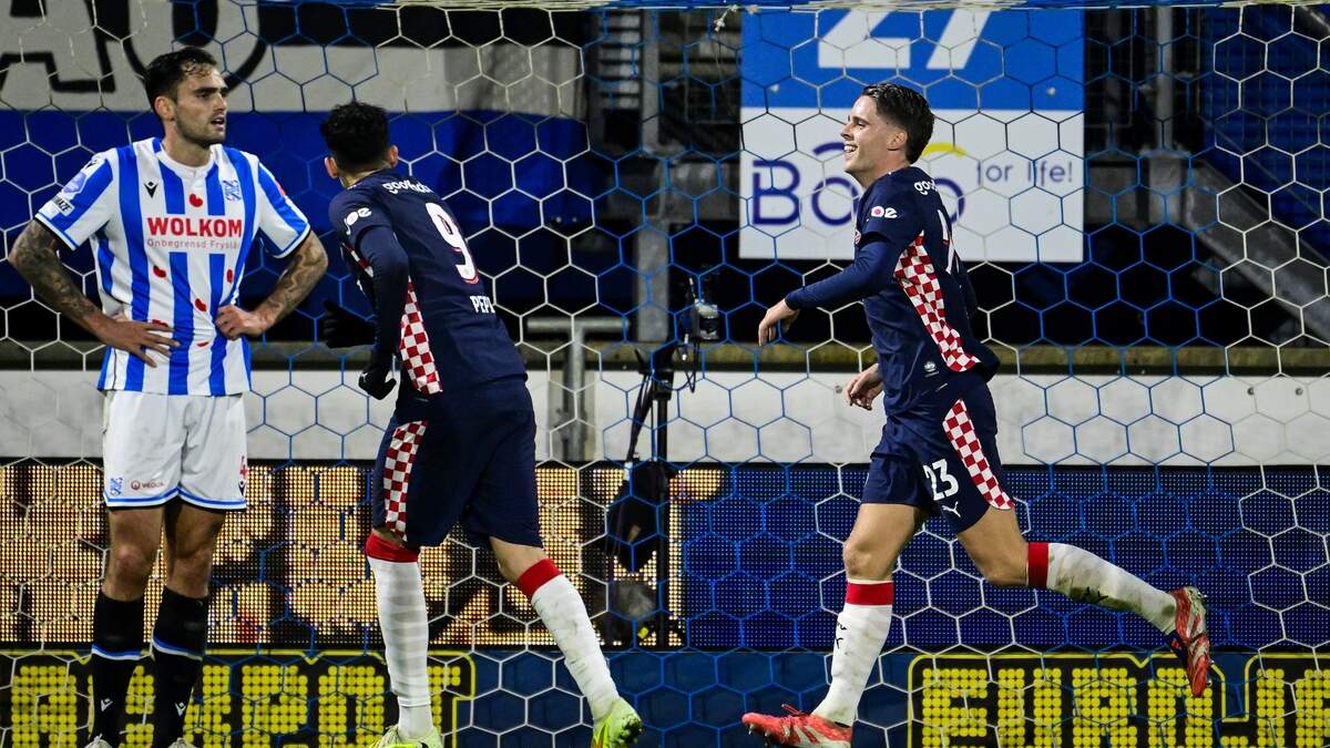 PSV-middenvelder Joey Veerman viert de 0-1 bij sc Heerenveen.