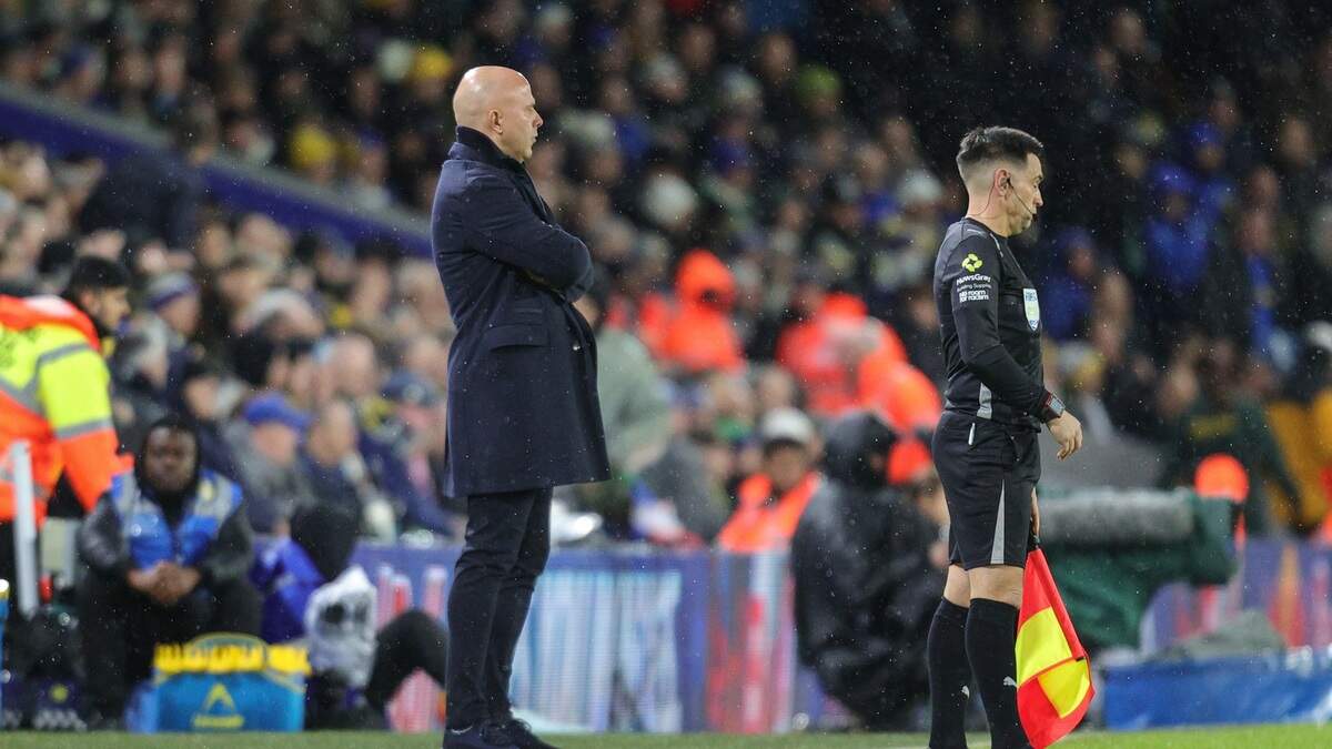 Arne Slot langs de lijn bij het duel bij Leeds United.