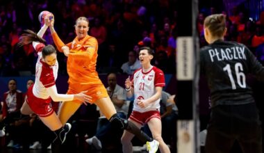 Kelly Dulfer zaterdagavond in actie tegen Polen. Nederland is al zeker van de kwartfinale op het WK in eigen land.