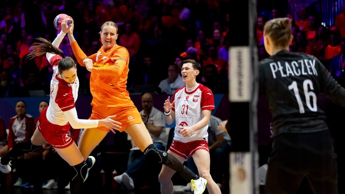 Kelly Dulfer zaterdagavond in actie tegen Polen. Nederland is al zeker van de kwartfinale op het WK in eigen land.