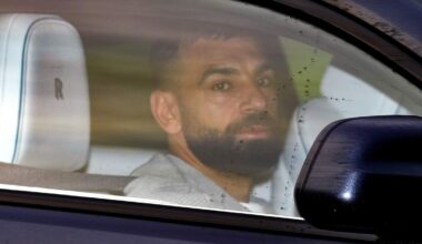 Mohamed Salah komt dinsdagochtend aan bij het trainingscomplex van Liverpool, terwijl de selectie in Italië is.