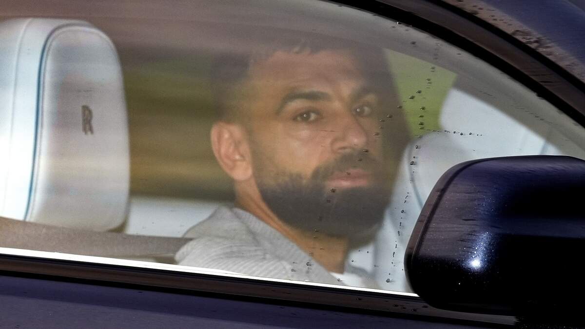 Mohamed Salah komt dinsdagochtend aan bij het trainingscomplex van Liverpool, terwijl de selectie in Italië is.