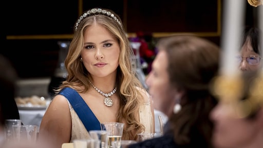 Prinses Amalia steelt de show bij staatsbanket met diepe V-halsjurk