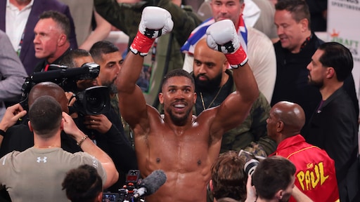 Anthony Joshua slaat Jake Paul knock-out in zesde ronde bokswedstrijd
