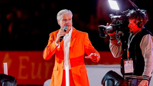 Oranjegekte barst los in Thialf met Dries Roelvink: 'Wat een feest'
