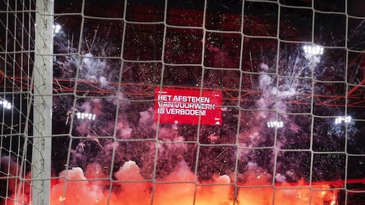 Ajax sluit na vuurwerkactie tribune van F-Side tegen Feyenoord - RTL.nl