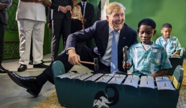 Koningspaar maakt muziek met Surinaamse schoolkinderen