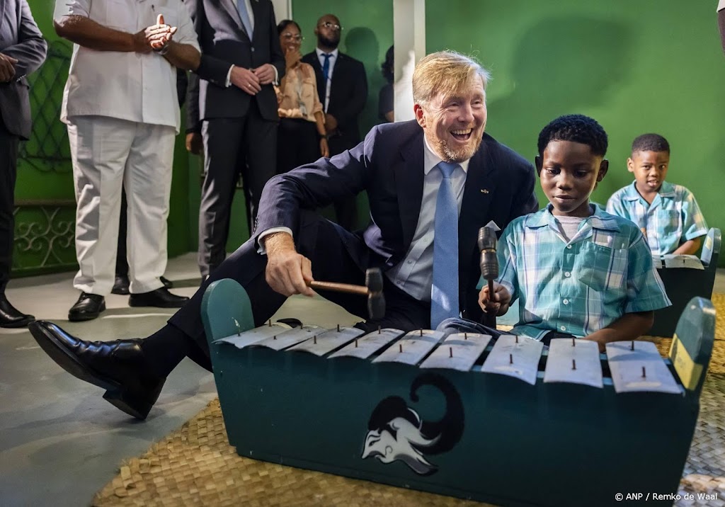 Koningspaar maakt muziek met Surinaamse schoolkinderen
