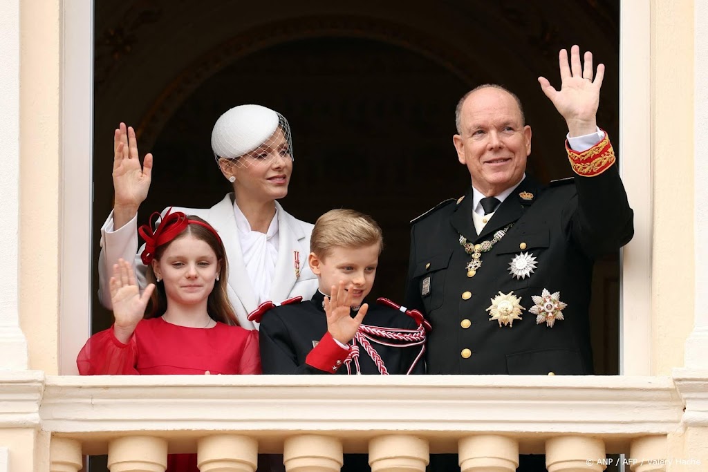 Albert en Charlène openen kerstdorp met Jacques en Gabriella