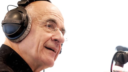 Frits Spits krijgt vlak voor radiopensioen bekroond met Zilveren Fonograaf