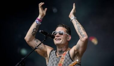 Douwe Bob rent in kerstslip halfnaakt door radiostudio 538: 'Zouden ze het doorhebben?'