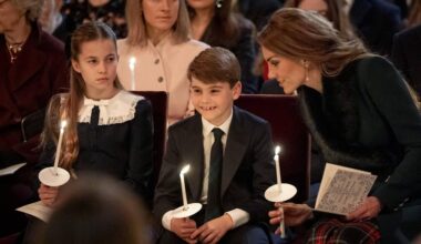 Charlotte en Catherine spelen pianoduet bij kerstviering