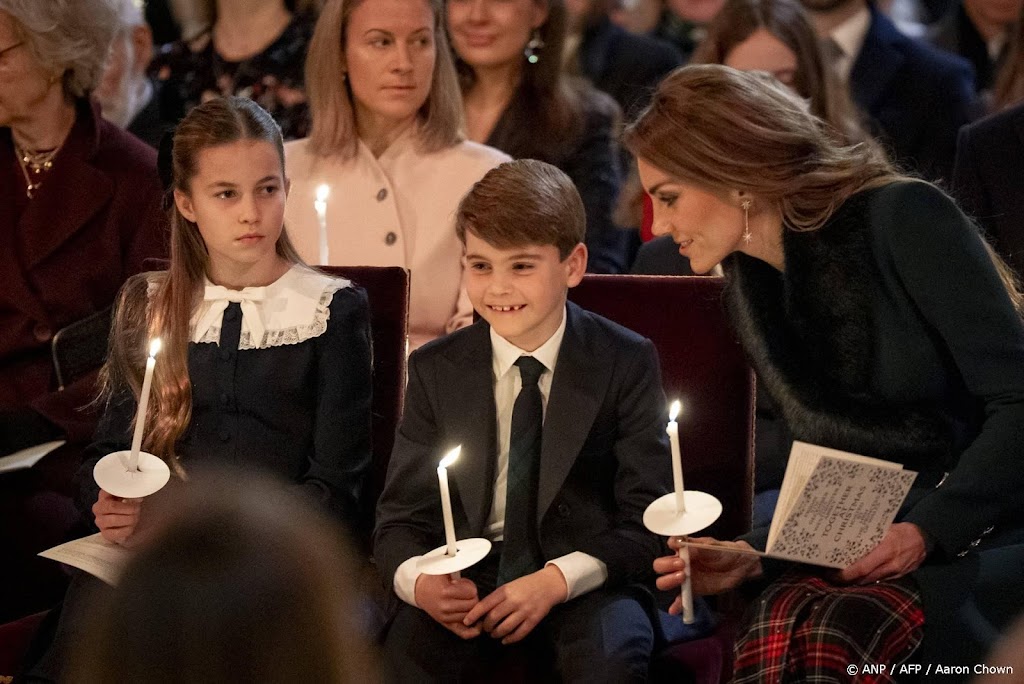 Charlotte en Catherine spelen pianoduet bij kerstviering