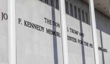 Oud-schrijver van South Park koopt links van Trump Kennedy Center
