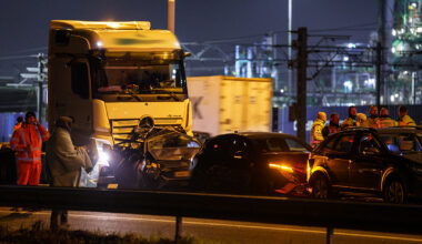 Vrachtwagenchauffeur aangehouden na kettingbotsing met zeven gewonden op A15