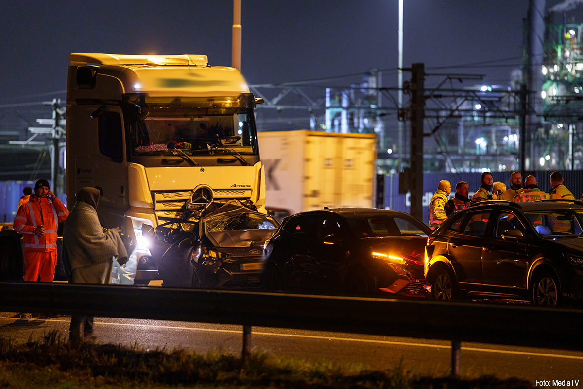 Vrachtwagenchauffeur aangehouden na kettingbotsing met zeven gewonden op A15
