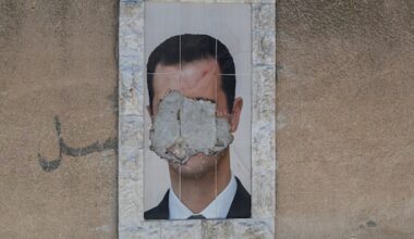 Syrische dictator Assad 'zit in een gouden kooi in Moskou en kan er nooit meer weg'