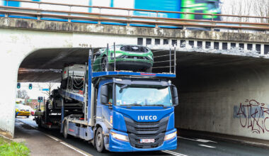 Chauffeur maakt inschattingsfout van 42 centimeter: drie gloednieuwe auto’s total loss bij viaduct in Zevenaar [+foto’s]