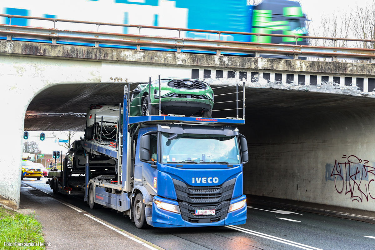 Chauffeur maakt inschattingsfout van 42 centimeter: drie gloednieuwe auto’s total loss bij viaduct in Zevenaar [+foto’s]