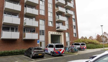 Op een balkon in Almere is een overleden persoon aangetroffen.