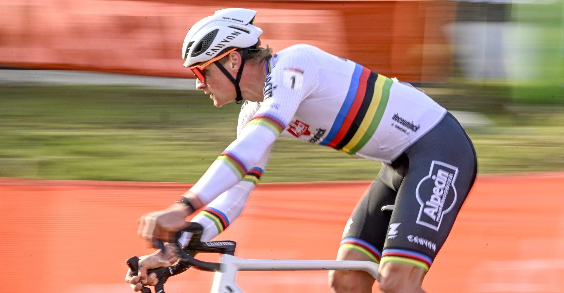 Mathieu van der Poel start veldritwinter in Wereldbeker Namen
